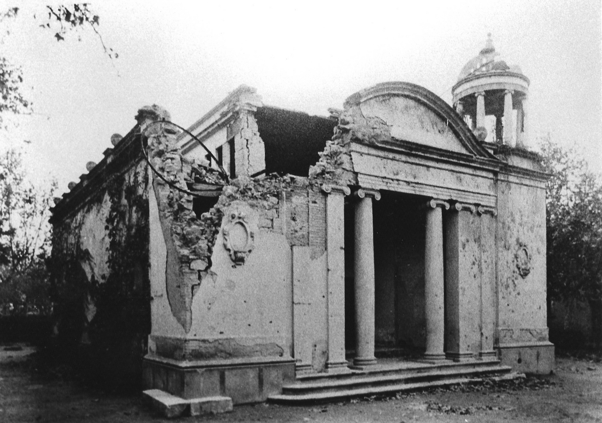 Biblioteca de la plaça del Terrall destruida